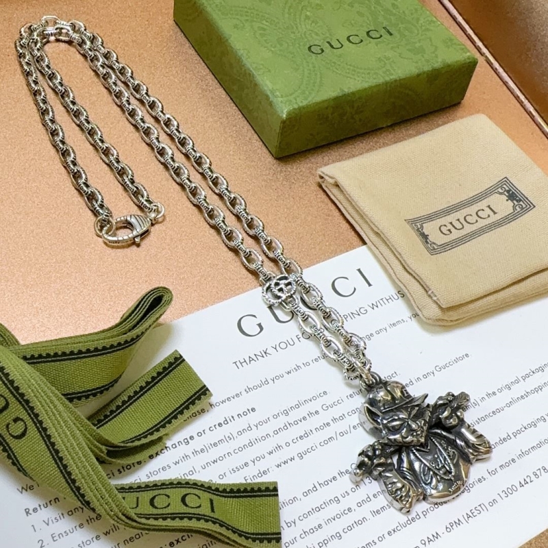G*u*i necklaces